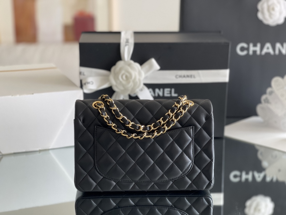 Chanel 𝘾𝙡𝙖𝙨𝙨𝙞𝙘 𝙁𝙡𝙖𝙥 bag 23cm Mirror Boutique