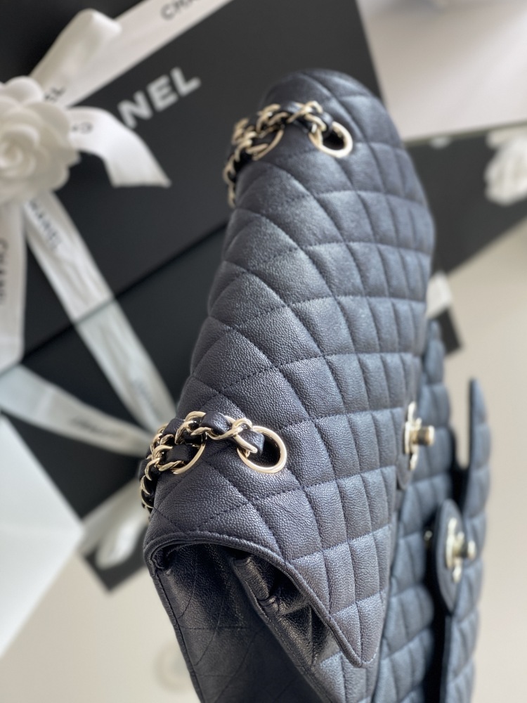 Chanel 𝘾𝙡𝙖𝙨𝙨𝙞𝙘 𝙁𝙡𝙖𝙥 bag MM 25cm Mirror Boutique