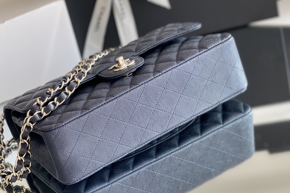 Chanel 𝘾𝙡𝙖𝙨𝙨𝙞𝙘 𝙁𝙡𝙖𝙥 bag MM 25cm Mirror Boutique