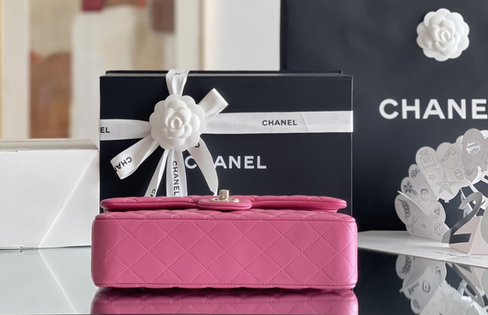 Chanel 𝘾𝙡𝙖𝙨𝙨𝙞𝙘 𝙁𝙡𝙖𝙥 bag MM 25cm Mirror Boutique