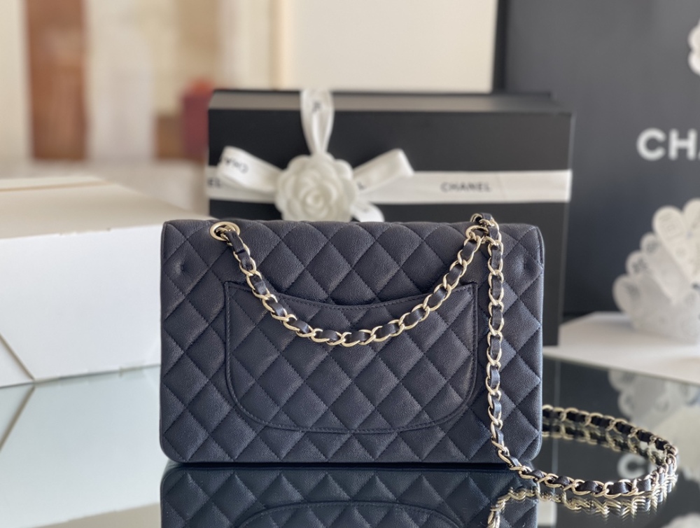 Chanel 𝘾𝙡𝙖𝙨𝙨𝙞𝙘 𝙁𝙡𝙖𝙥 bag MM 25cm Mirror Boutique
