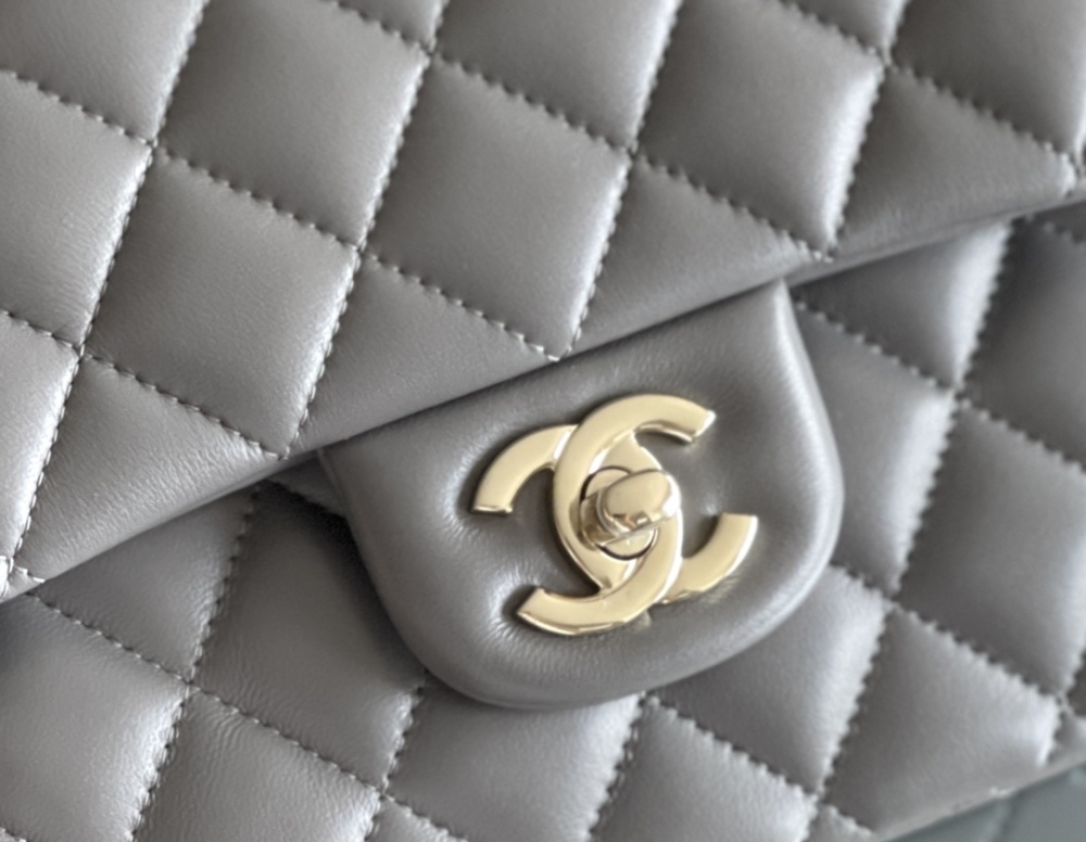 Chanel 𝘾𝙡𝙖𝙨𝙨𝙞𝙘 𝙁𝙡𝙖𝙥 bag MM 25cm Mirror Boutique
