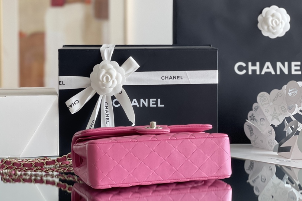 Chanel 𝘾𝙡𝙖𝙨𝙨𝙞𝙘 𝙁𝙡𝙖𝙥 bag 23cm Mirror Boutique