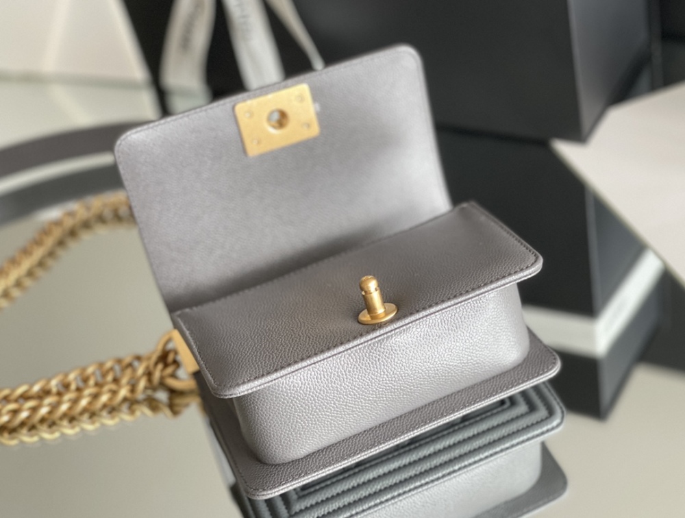 Chanel 𝗠𝗶𝗻𝗶 𝗟𝗲𝗯𝗼𝘆 22S Mirror Boutique