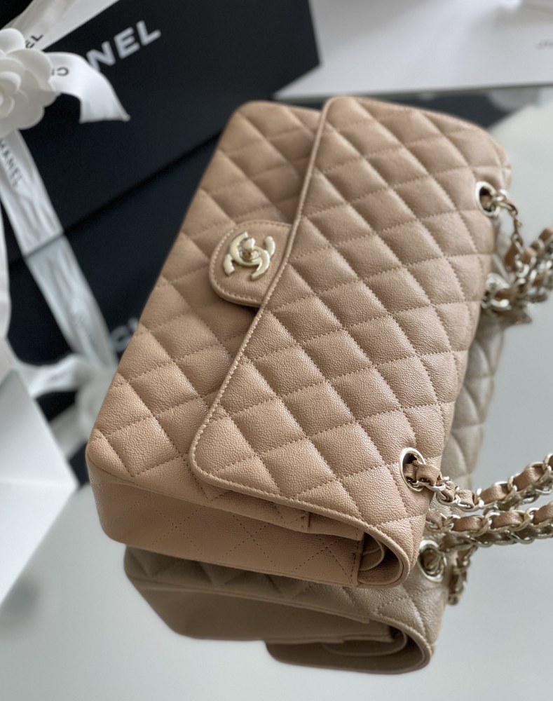 Chanel 𝘾𝙡𝙖𝙨𝙨𝙞𝙘 𝙁𝙡𝙖𝙥 bag MM 25cm Mirror Boutique