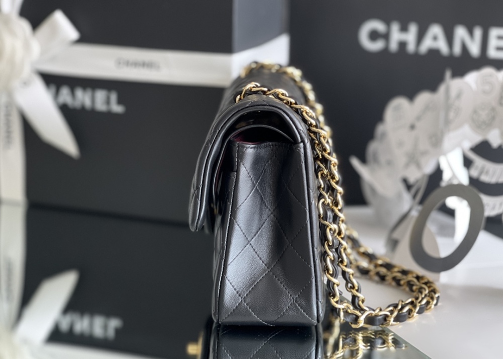 Chanel 𝘾𝙡𝙖𝙨𝙨𝙞𝙘 𝙁𝙡𝙖𝙥 bag 23cm Mirror Boutique