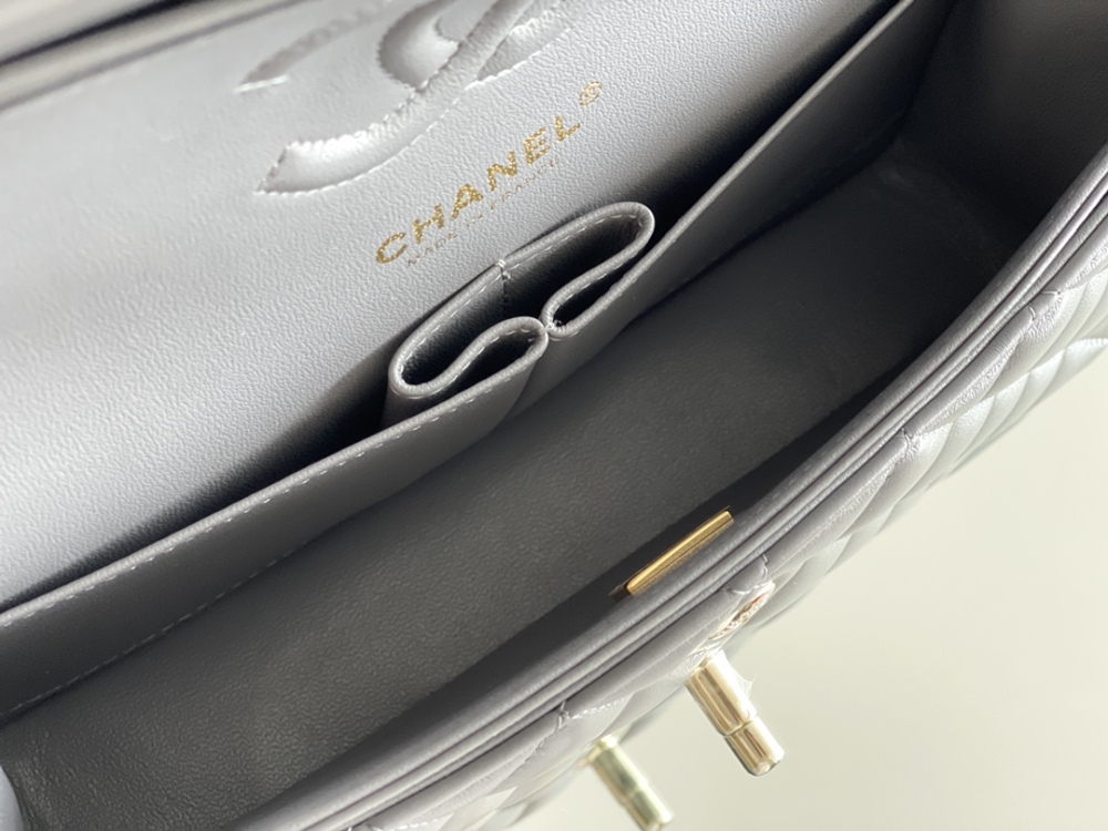 Chanel 𝘾𝙡𝙖𝙨𝙨𝙞𝙘 𝙁𝙡𝙖𝙥 bag 23cm Mirror Boutique