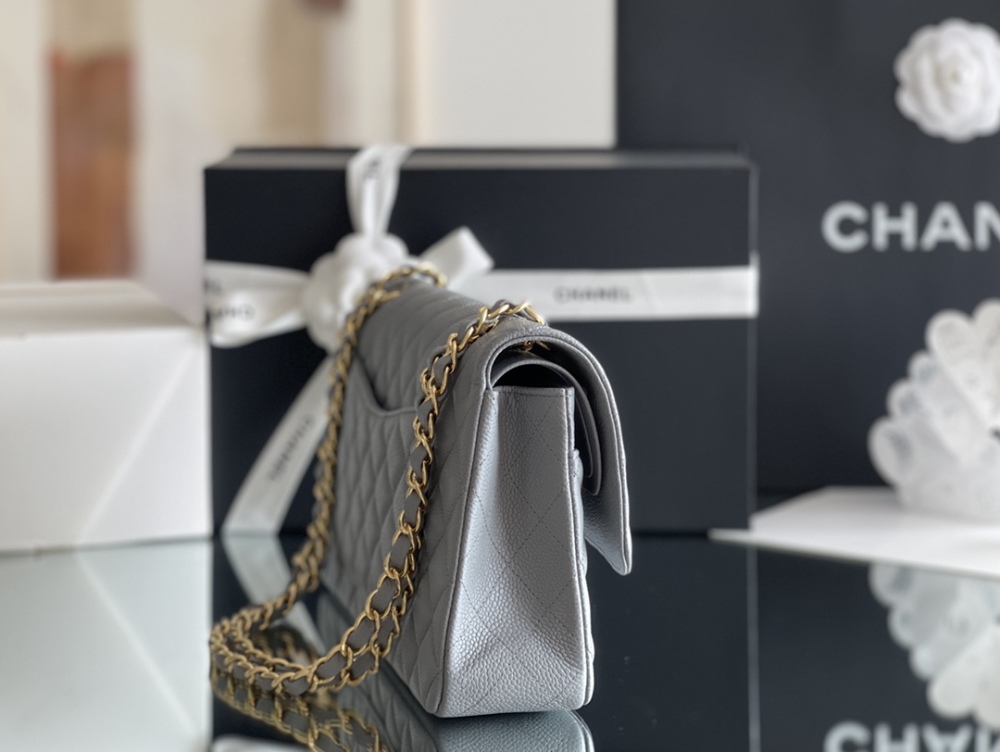 Chanel 𝘾𝙡𝙖𝙨𝙨𝙞𝙘 𝙁𝙡𝙖𝙥 bag MM 25cm Mirror Boutique