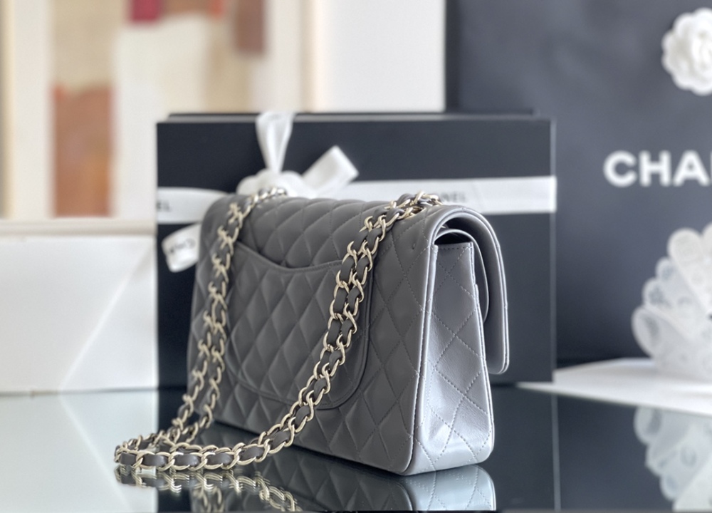 Chanel 𝘾𝙡𝙖𝙨𝙨𝙞𝙘 𝙁𝙡𝙖𝙥 bag MM 25cm Mirror Boutique