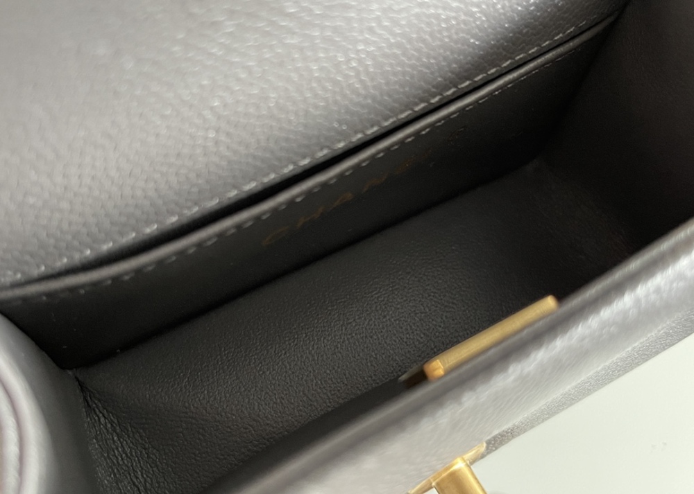 Chanel 𝗠𝗶𝗻𝗶 𝗟𝗲𝗯𝗼𝘆 22S Mirror Boutique