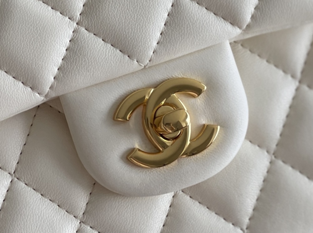 Chanel 𝘾𝙡𝙖𝙨𝙨𝙞𝙘 𝙁𝙡𝙖𝙥 bag MM 25cm Mirror Boutique