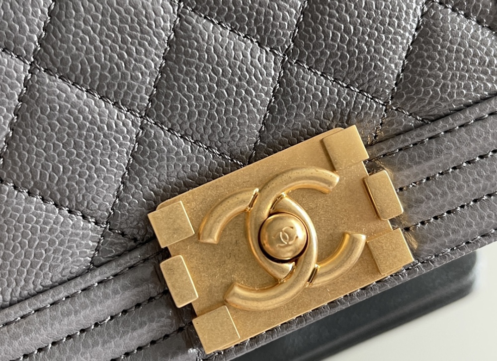 Chanel 𝗠𝗶𝗻𝗶 𝗟𝗲𝗯𝗼𝘆 22S Mirror Boutique