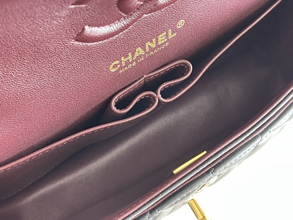Chanel 𝘾𝙡𝙖𝙨𝙨𝙞𝙘 𝙁𝙡𝙖𝙥 bag 23cm Mirror Boutique