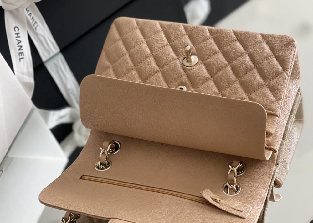 Chanel 𝘾𝙡𝙖𝙨𝙨𝙞𝙘 𝙁𝙡𝙖𝙥 bag MM 23cm Mirror Boutique
