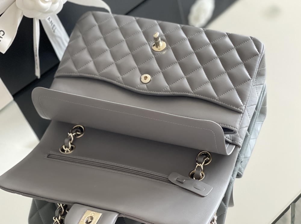 Chanel 𝘾𝙡𝙖𝙨𝙨𝙞𝙘 𝙁𝙡𝙖𝙥 bag MM 25cm Mirror Boutique