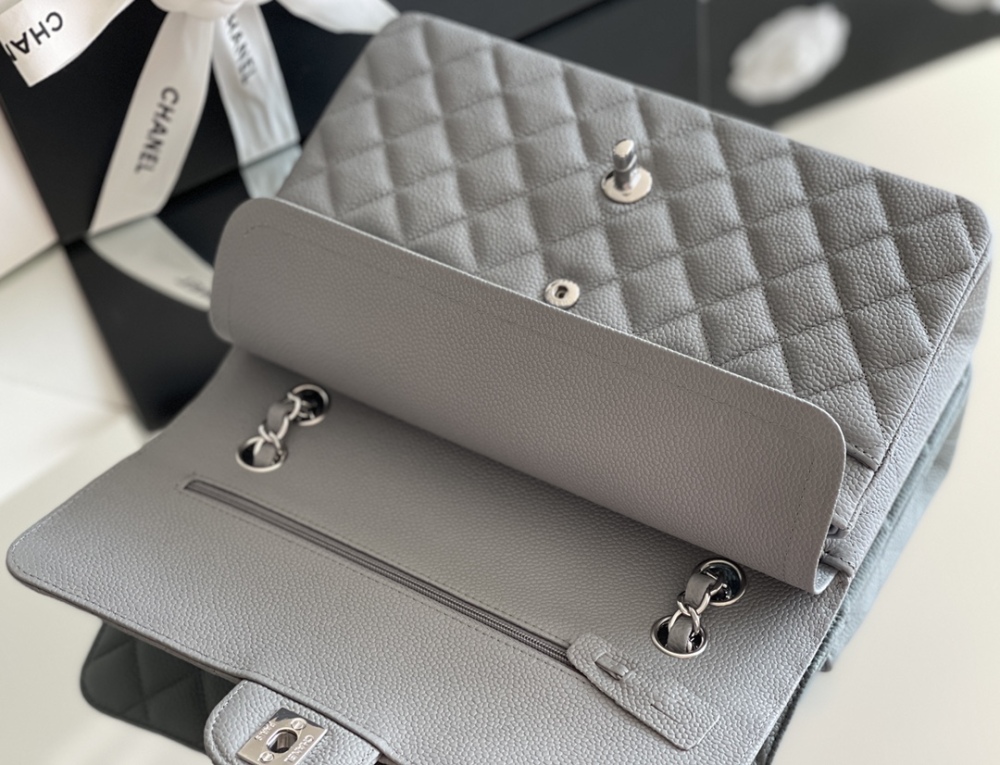 Chanel 𝘾𝙡𝙖𝙨𝙨𝙞𝙘 𝙁𝙡𝙖𝙥 bag MM 25cm Mirror Boutique
