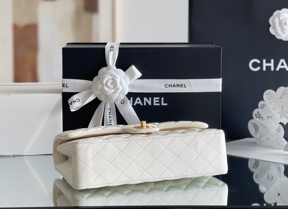 Chanel 𝘾𝙡𝙖𝙨𝙨𝙞𝙘 𝙁𝙡𝙖𝙥 bag MM 25cm Mirror Boutique