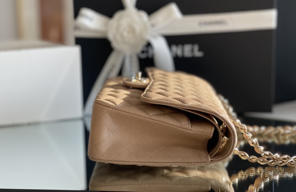 Chanel 𝘾𝙡𝙖𝙨𝙨𝙞𝙘 𝙁𝙡𝙖𝙥 bag MM 25cm Mirror Boutique