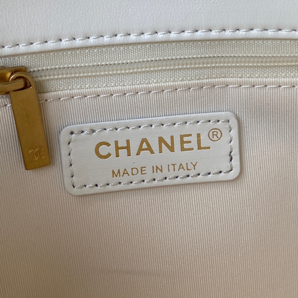 Chanel  22A new flap bag MM Mirror Boutique