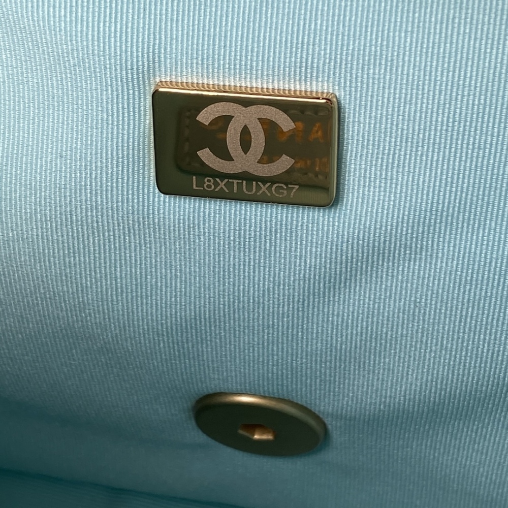 Chanel  22A new flap bag MM Mirror Boutique