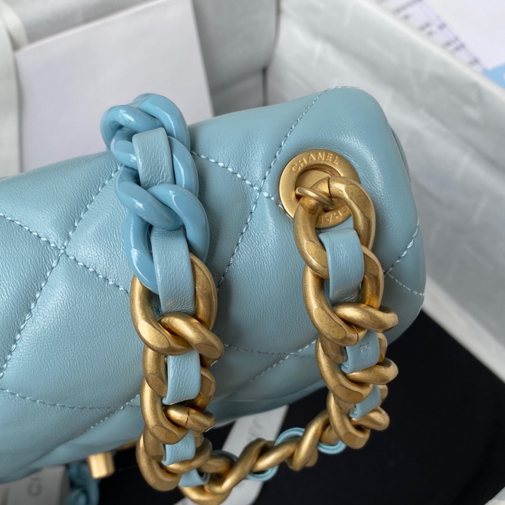 Chanel  22A new flap bag MM Mirror Boutique