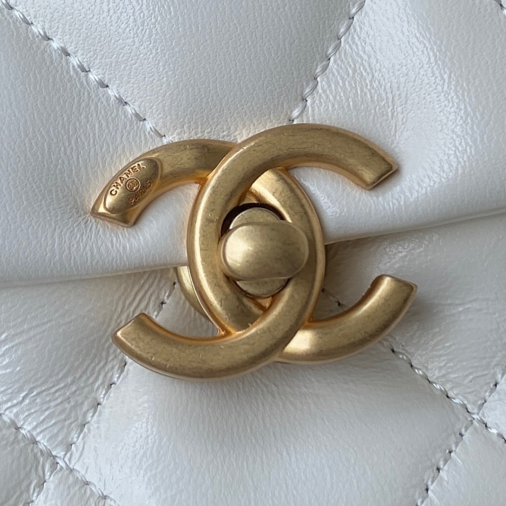 Chanel  22A new flap bag MM Mirror Boutique