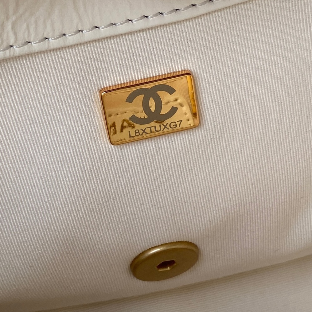 Chanel  22A new flap bag MM Mirror Boutique