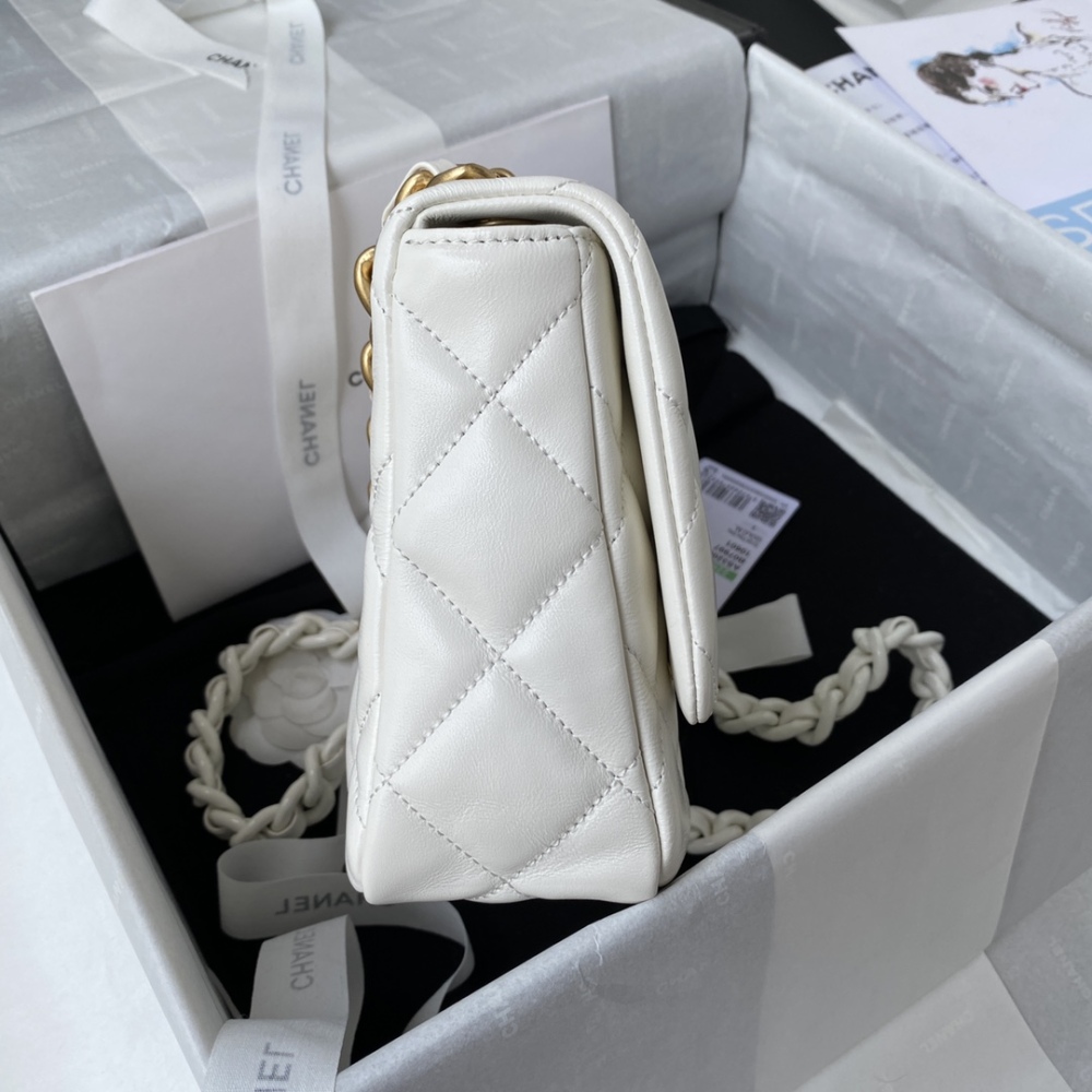 Chanel  22A new flap bag MM Mirror Boutique