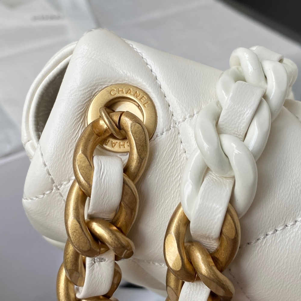 Chanel  22A new flap bag MM Mirror Boutique