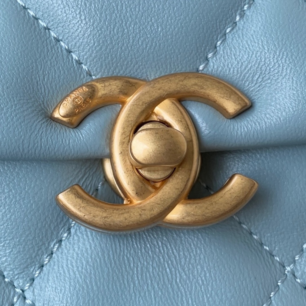 Chanel  22A new flap bag MM Mirror Boutique