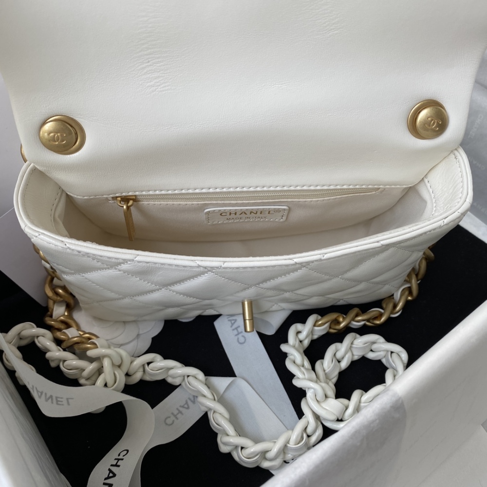 Chanel  22A new flap bag MM Mirror Boutique