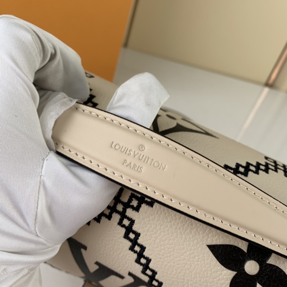 Louis Vuitton Pochette Metis M46018 Mirror boutique
