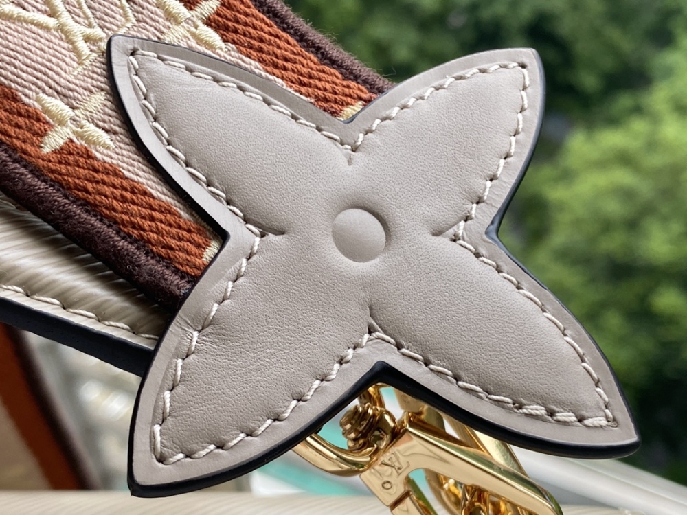Louis Vuitton Twist M57049 Mirror boutique