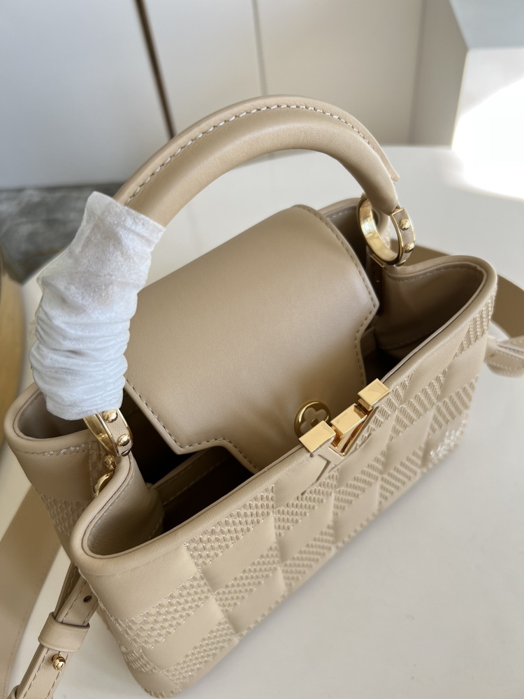 Louis Vuitton Capucines MM M48865 M59225  mirror boutique