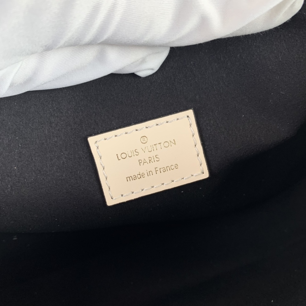 Louis Vuitton Pochette Metis M46018 Mirror boutique