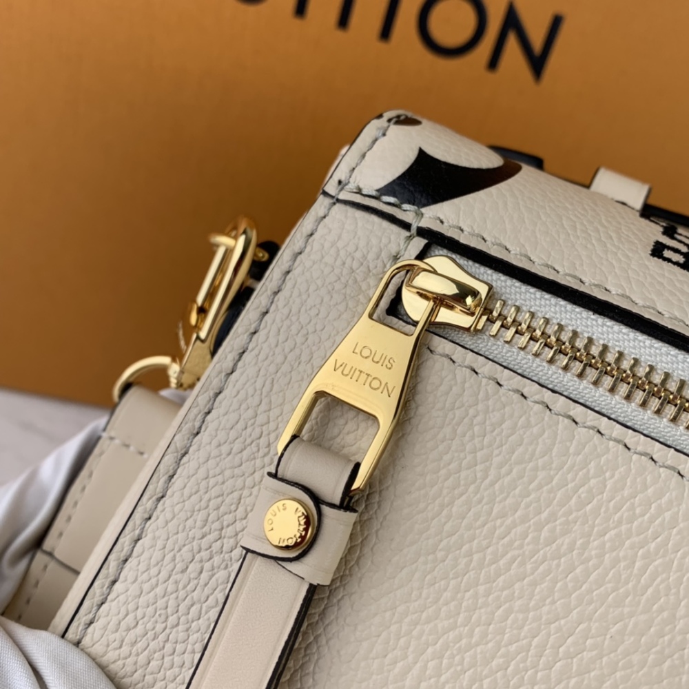 Louis Vuitton Pochette Metis M46018 Mirror boutique