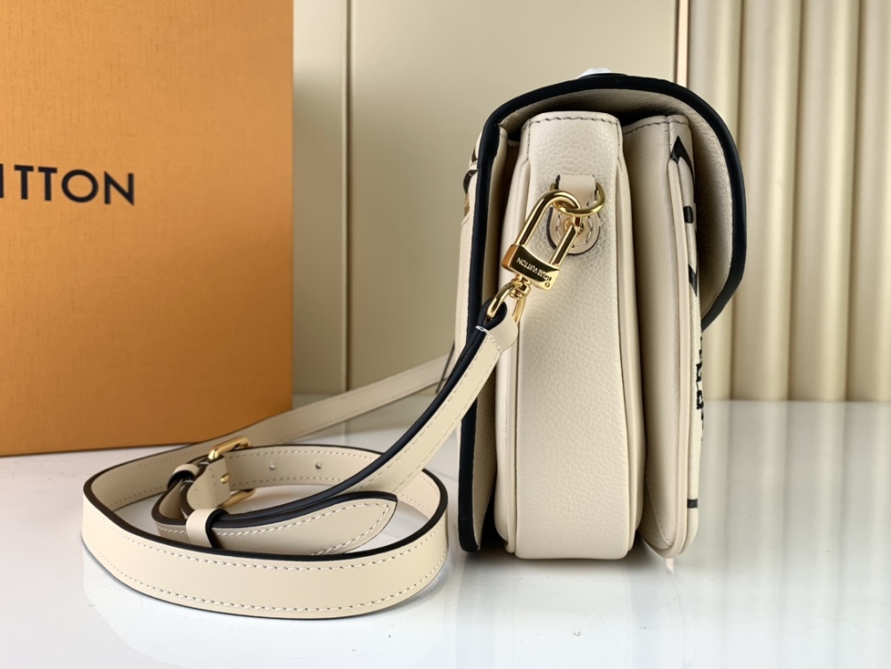Louis Vuitton Pochette Metis M46018 Mirror boutique