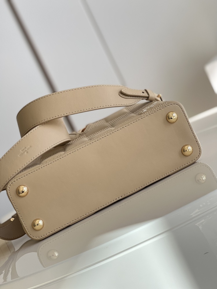 Louis Vuitton Capucines MM M48865 M59225  mirror boutique