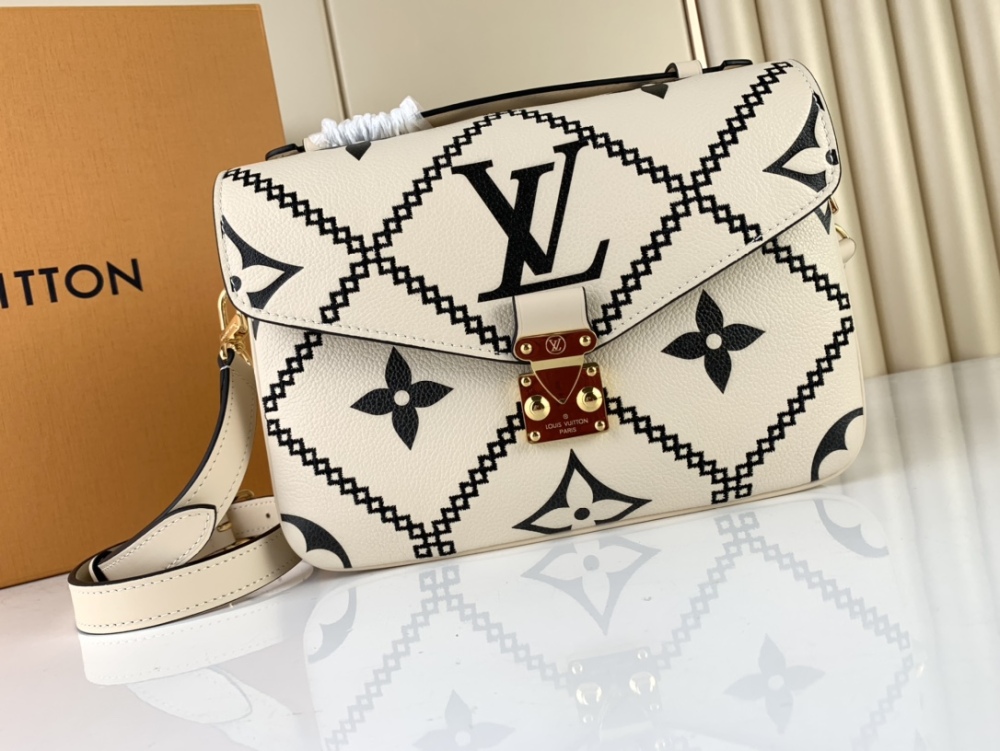 Louis Vuitton Pochette Metis M46018 Mirror boutique