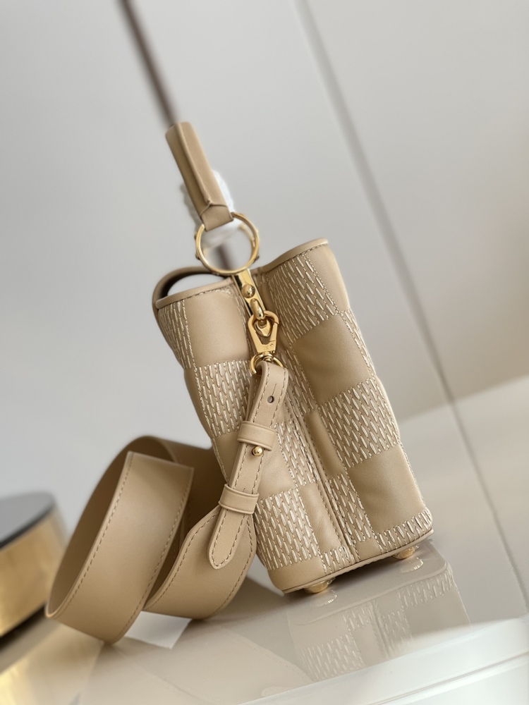 Louis Vuitton Capucines MM M48865 M59225  mirror boutique