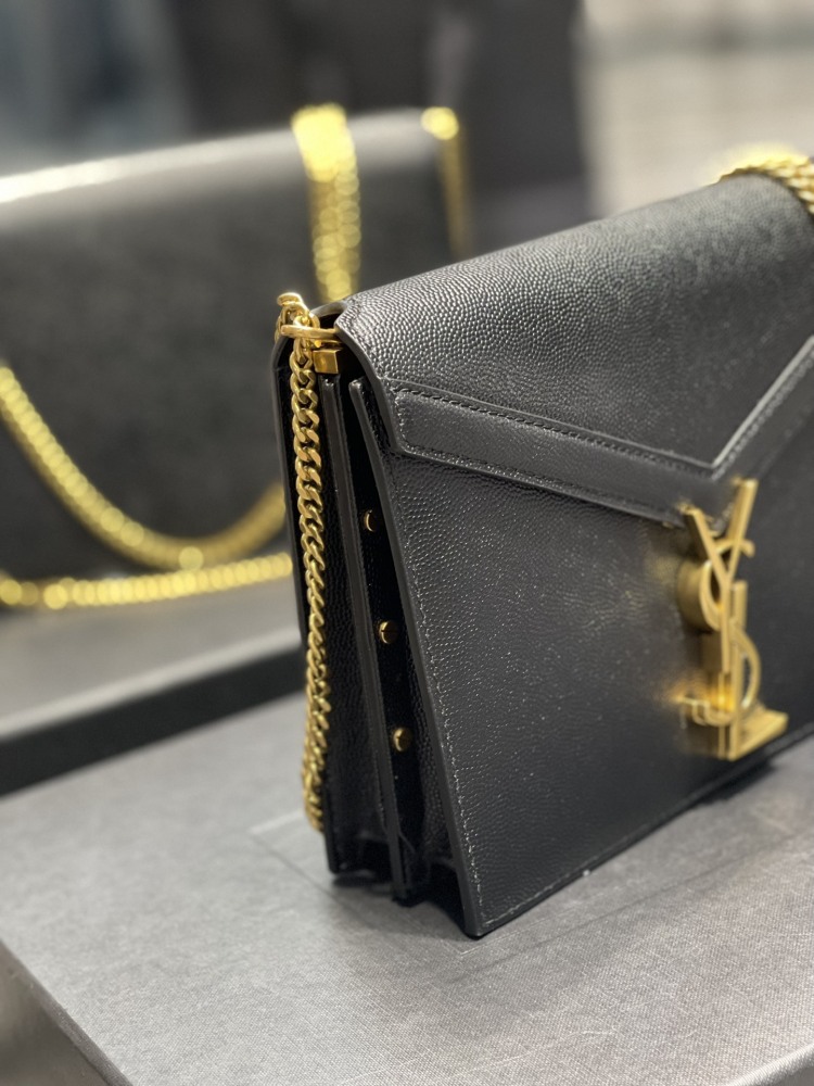 Saint Laurent 𝑪𝑨𝑺𝑺𝑨𝑵𝑫𝑹𝑨 532750 Mirror Boutique