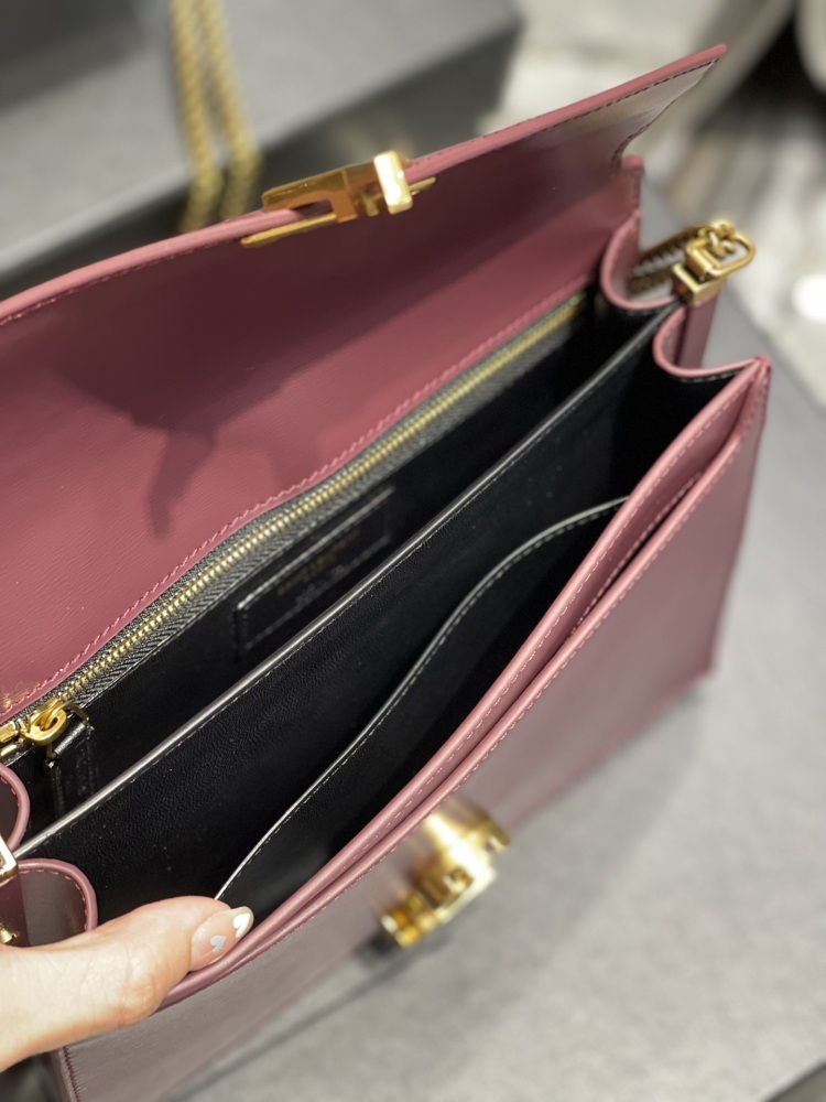 Saint Laurent 𝑪𝑨𝑺𝑺𝑨𝑵𝑫𝑹𝑨 532750 Mirror Boutique