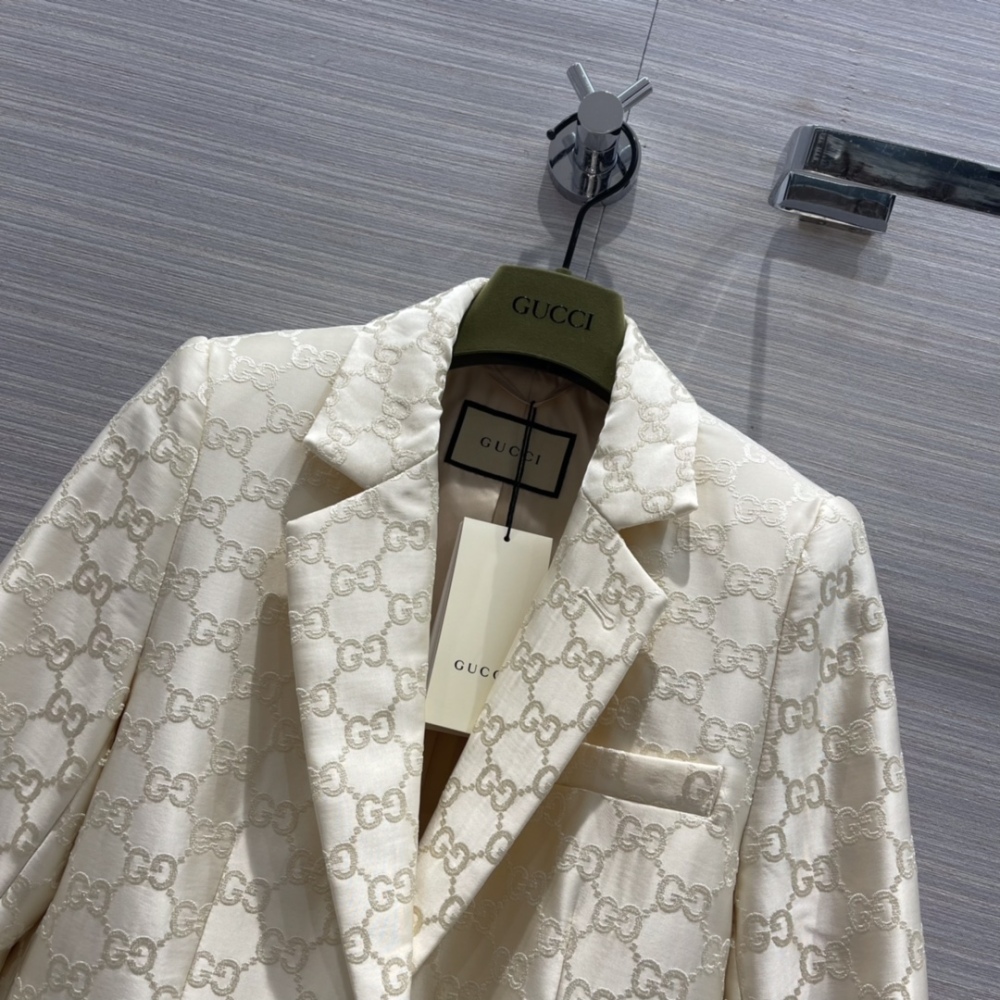 Gucci exquisite and capable ivory white jacquard GG small suit