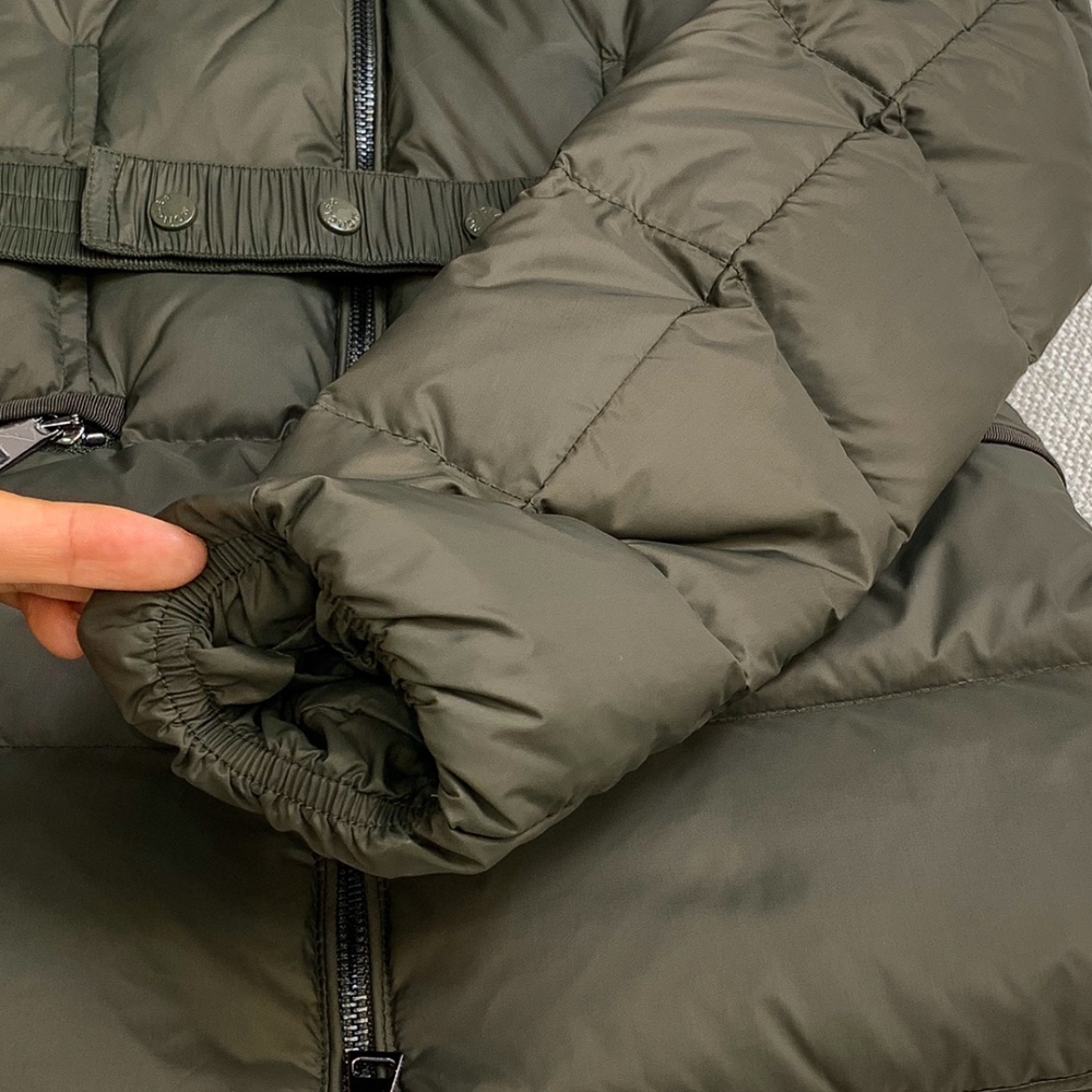 Moncler Women's Waist-Up Fur Collar Down Jacket Ships