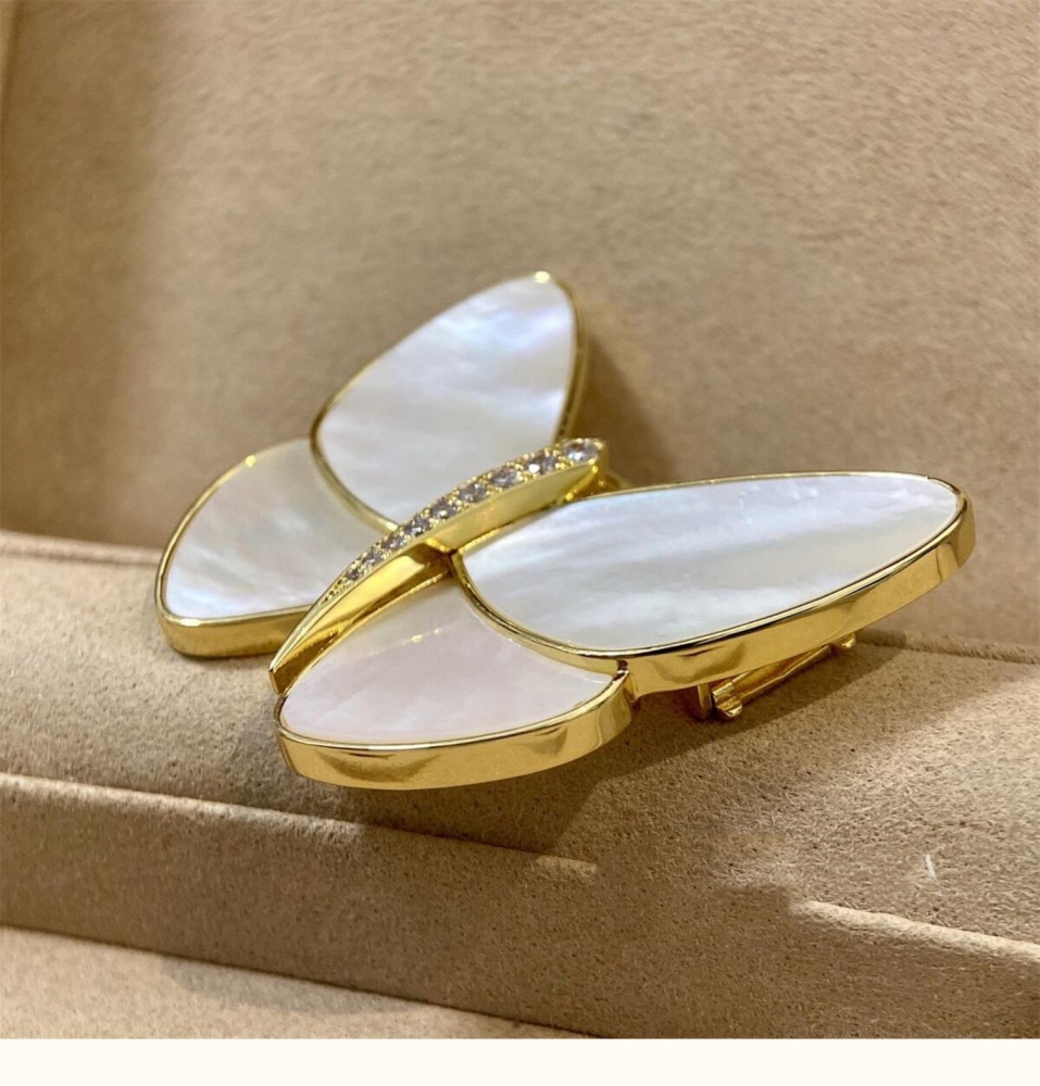 VCA brooch