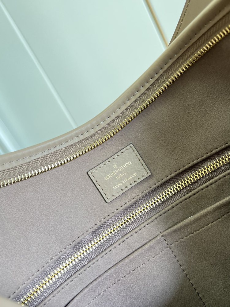 Louis Vuitton CarryAll  MM M46289 mirror boutique
