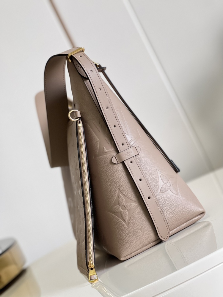 Louis Vuitton CarryAll  MM M46289 mirror boutique