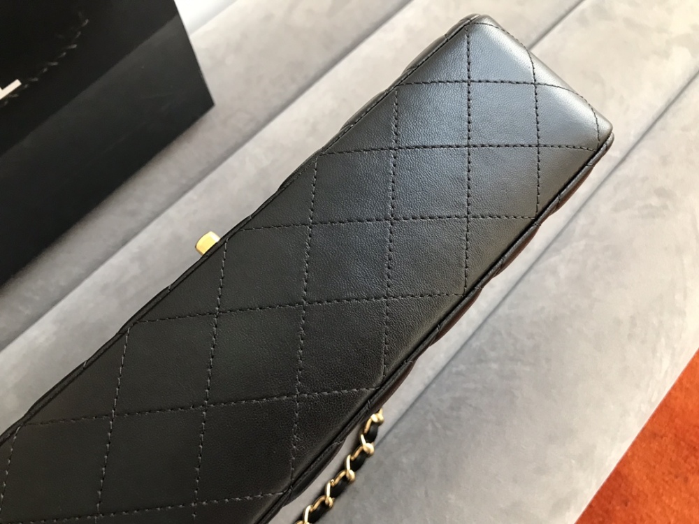 Chanel 22p ClassicFlap CF sheepskin MM Mirror Boutique