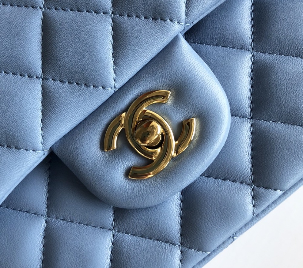 Chanel 22p ClassicFlap CF sheepskin MM Mirror Boutique