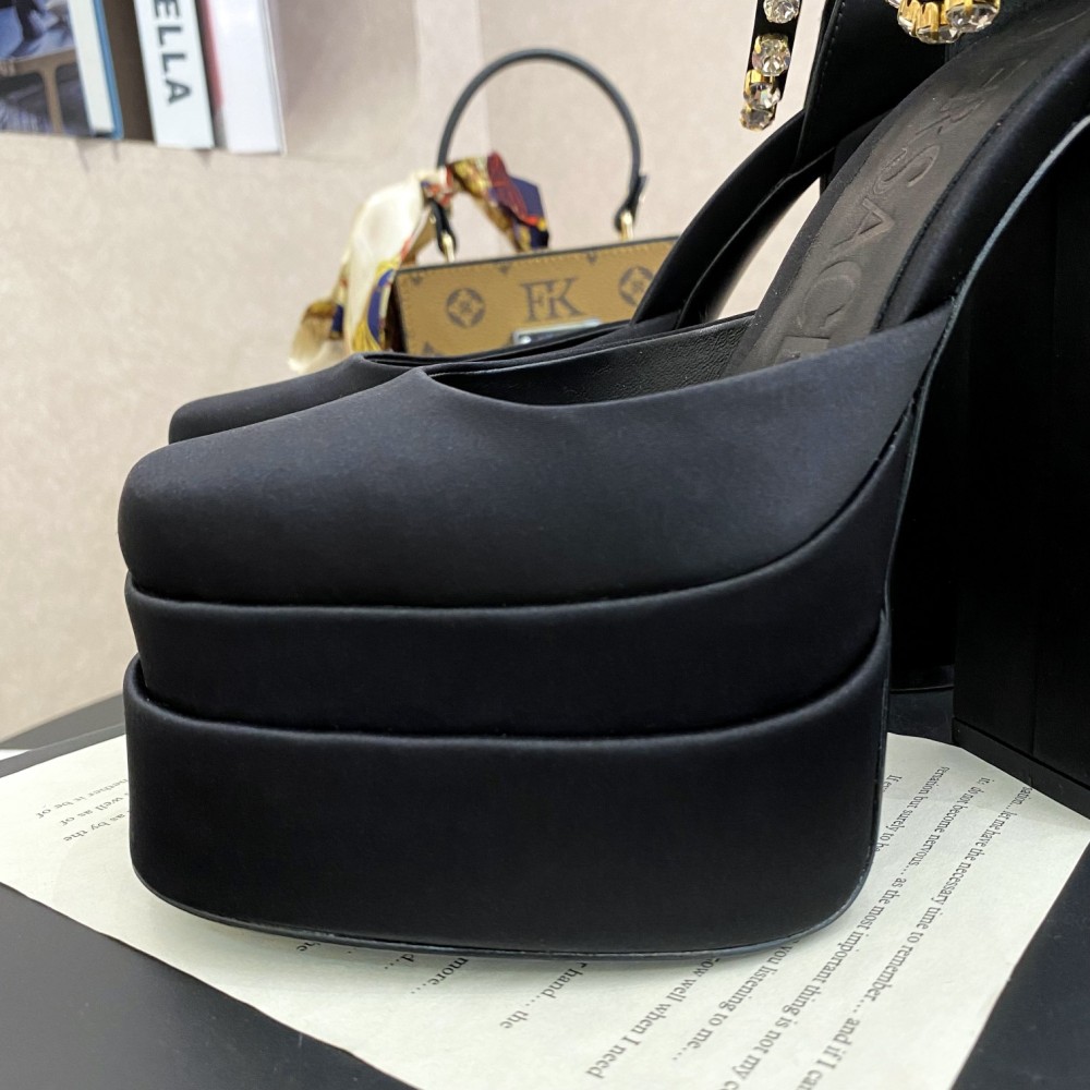 Versace sandals 15.5cm satin Medusa Aevitas pumps from  the #𝙑𝙚𝙧𝙨𝙖𝙘𝙚 𝟐𝟐𝙨𝙨
